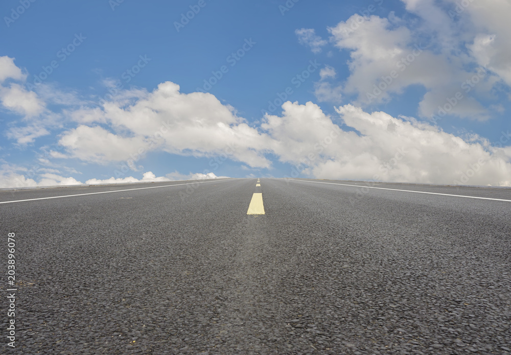 空旷的公路柏油路和美丽的天空景观