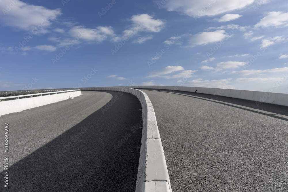 空旷的公路柏油路和美丽的天空景观