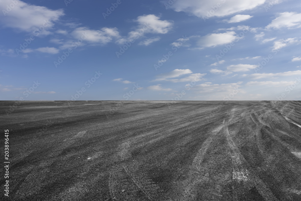 空旷的公路沥青路和美丽的天空景观