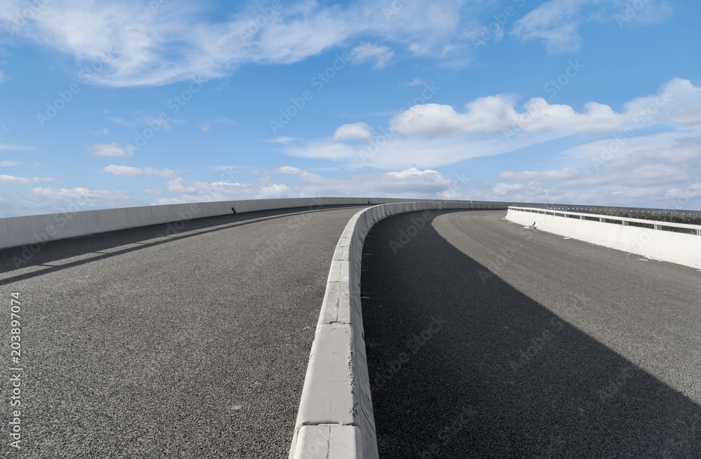 空旷的公路柏油路和美丽的天空景观