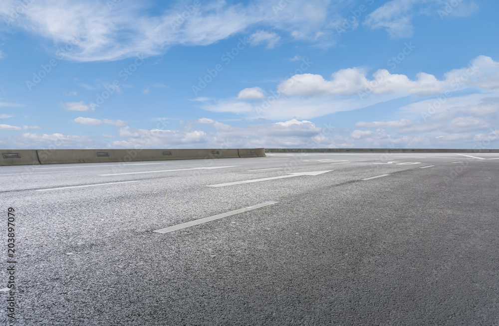 空旷的公路柏油路和美丽的天空景观