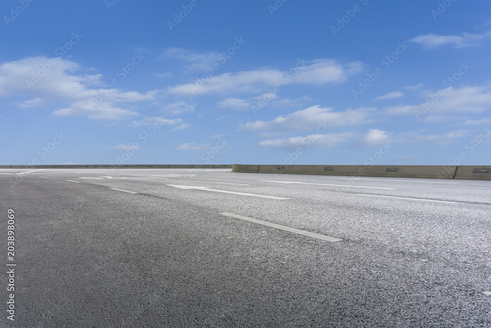 空旷的公路柏油路和美丽的天空景观