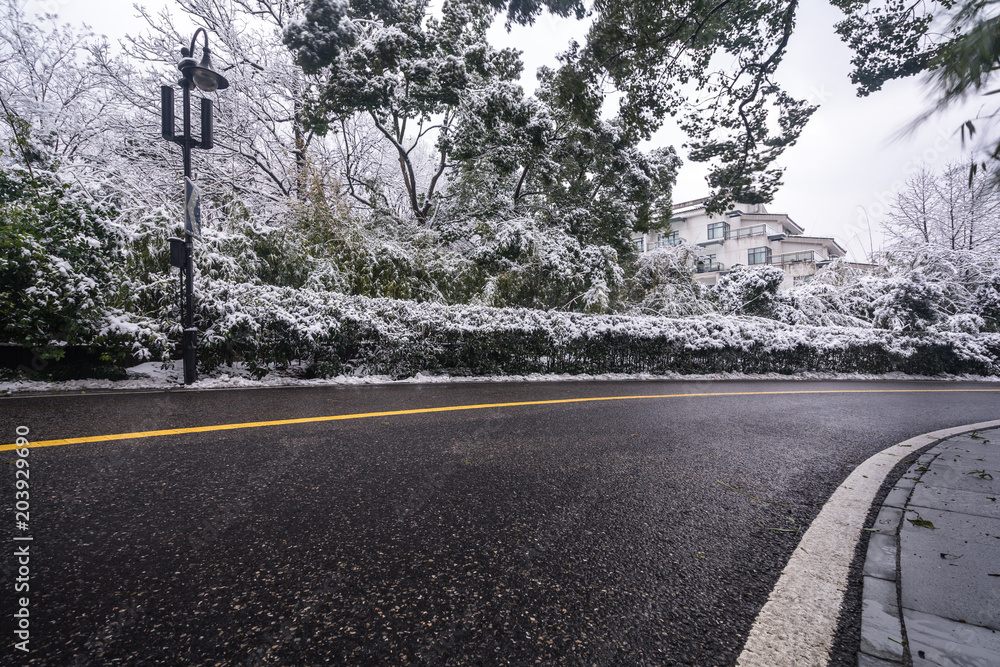 冬季道路覆盖雪