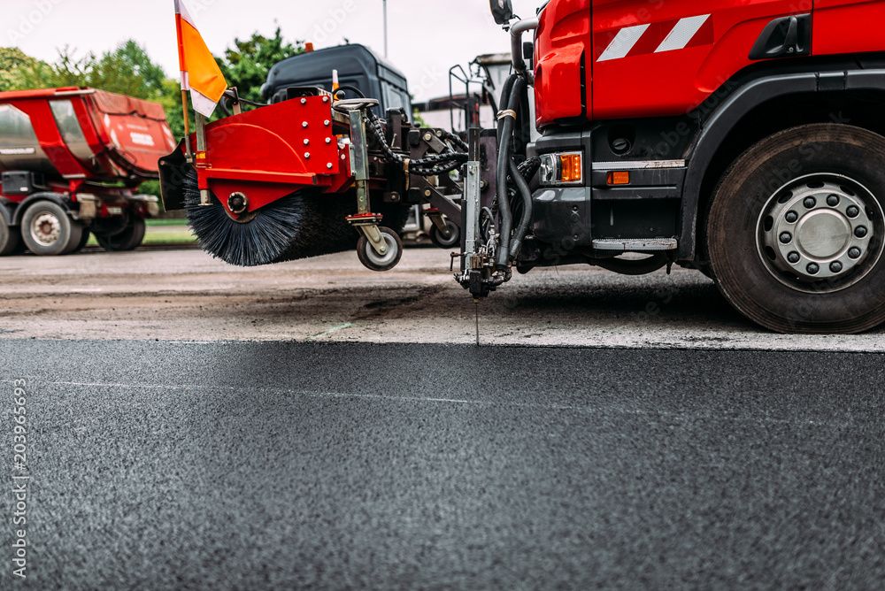 道路维修工作。道路维修时的除尘机。街道清洁机。