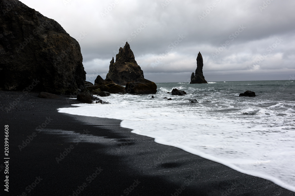 玄武岩岩层Troll toes on black beach.Reynisdrangar，Vik，Iceland