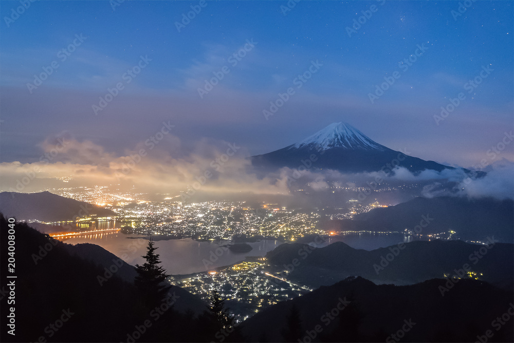 从新都洞观泊看富士山多云的天空和川口湖的夜景