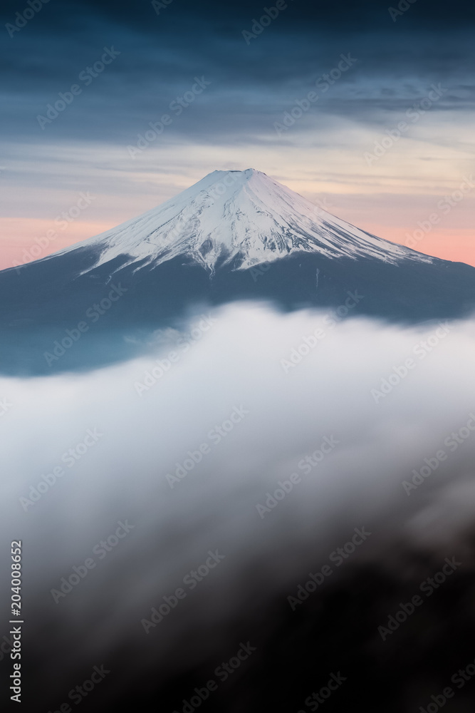 冬天日落时，富士山顶上有美丽的云