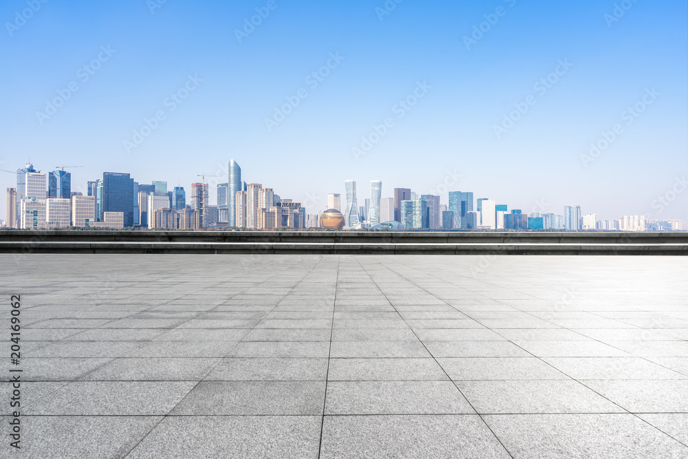 空旷的大理石地板，城市天际线尽收眼底