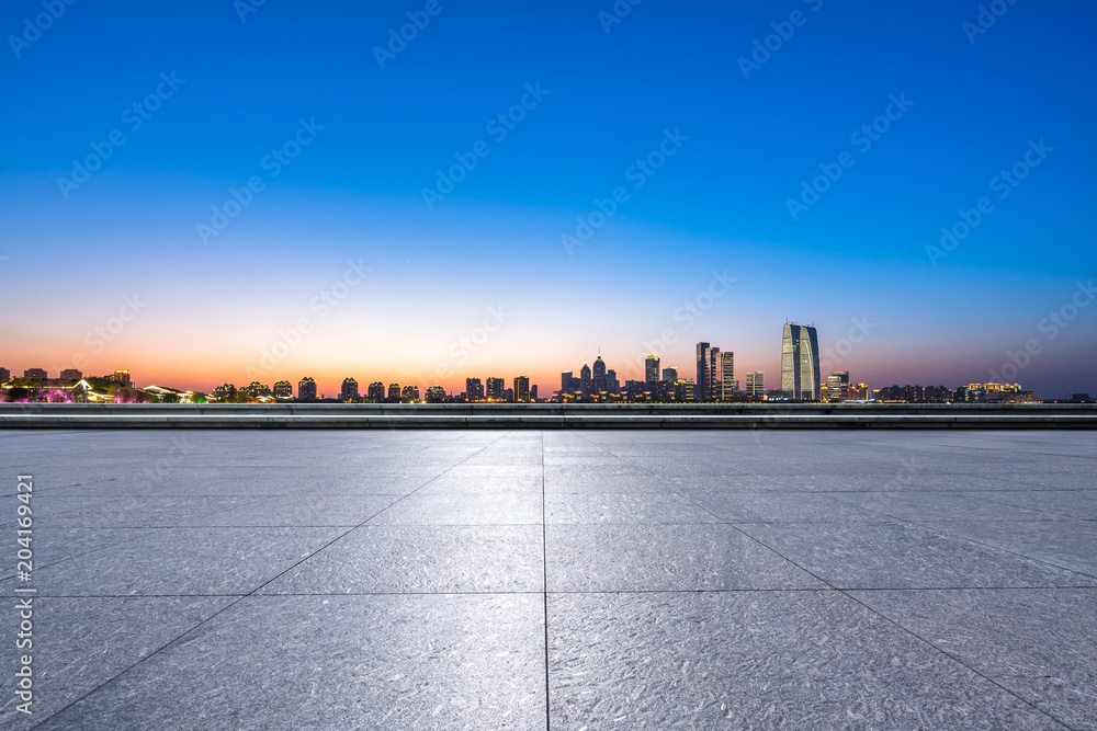 空旷的大理石地板，城市天际线尽收眼底