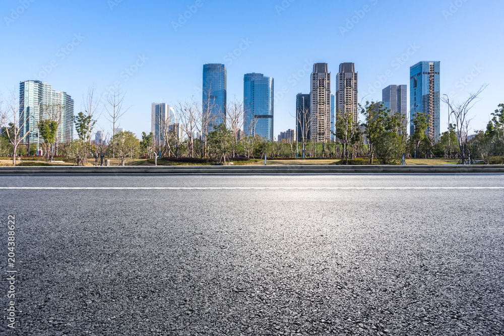 有现代建筑的空柏油路