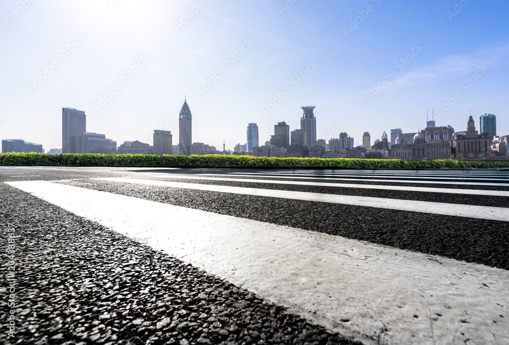 带现代化建筑的空柏油路