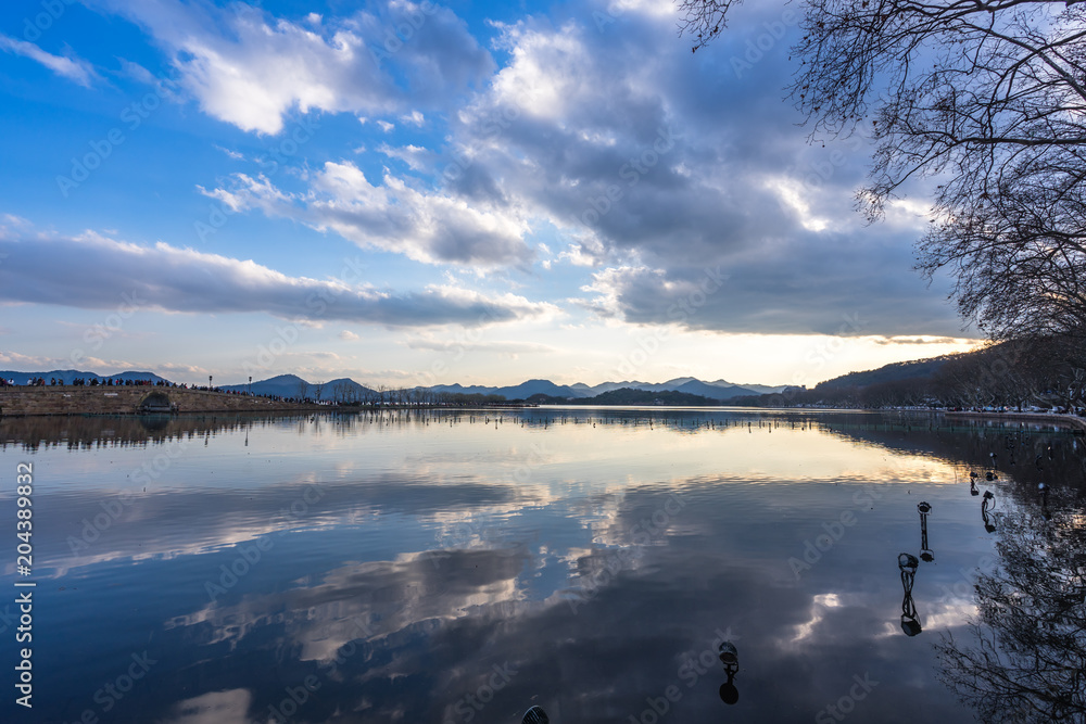 落日余晖中的杭州西湖景观