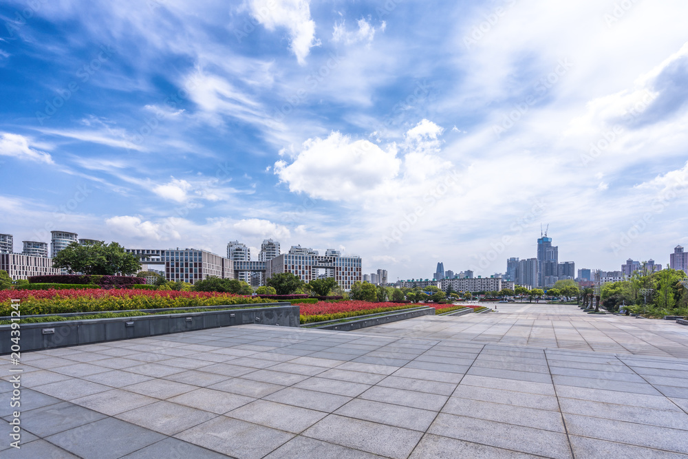 带全景城市景观的空地板