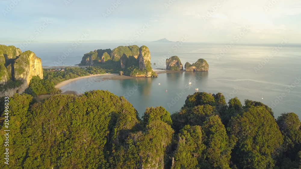 空中飞航飞越美丽的石灰岩景观，飞向宁静的异国海湾