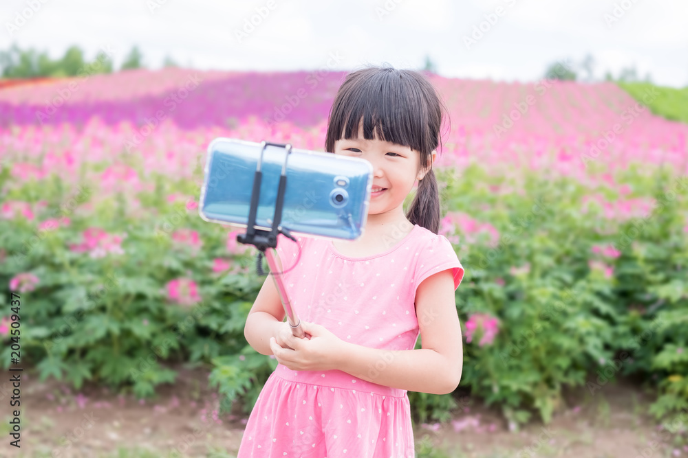 可爱女孩快乐自拍