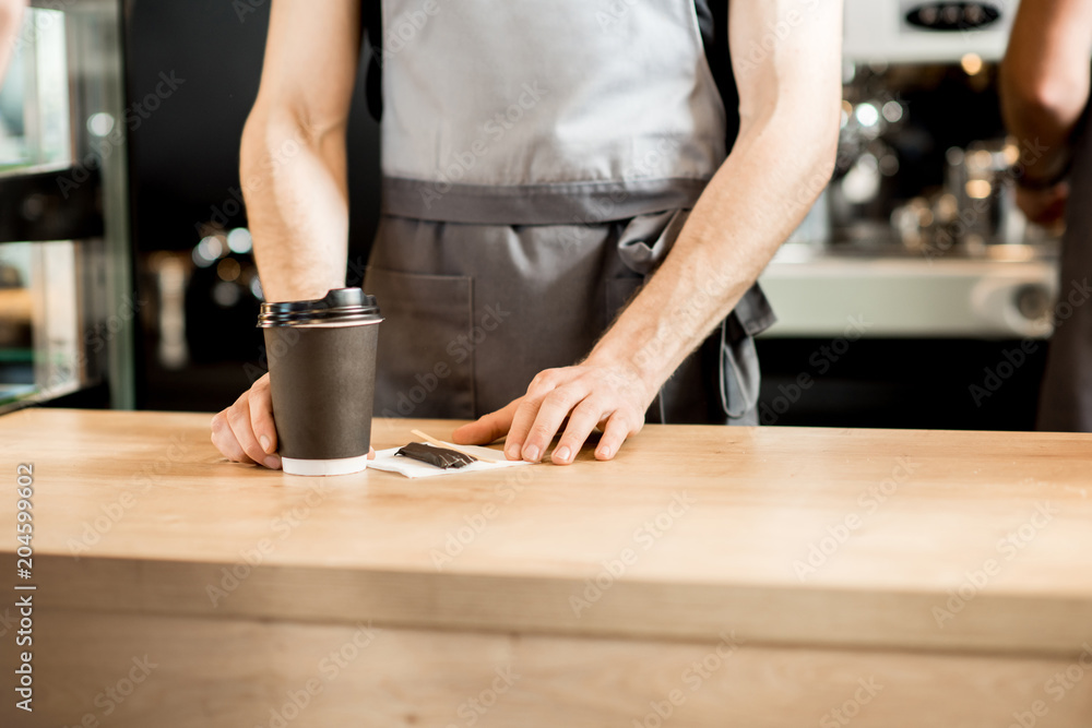 咖啡师在室内拿着咖啡杯