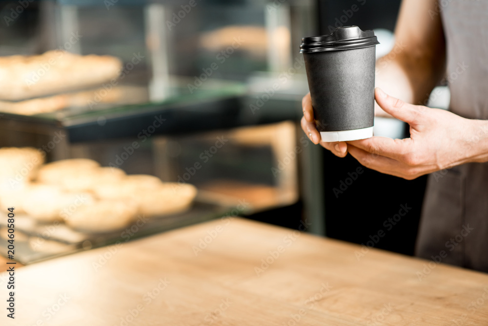 咖啡师在室内拿着咖啡杯