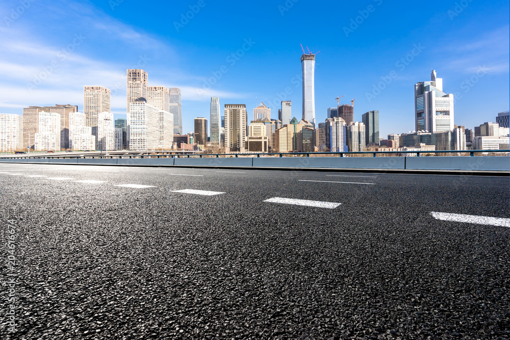 城市天际线尽收眼底的空旷道路