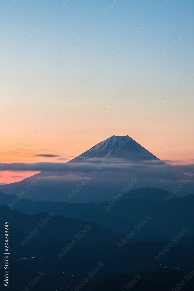 富士山，春天日出的天空很美