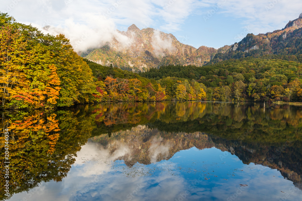 Togakushis Lake，Kagami ike池塘在秋天的早晨