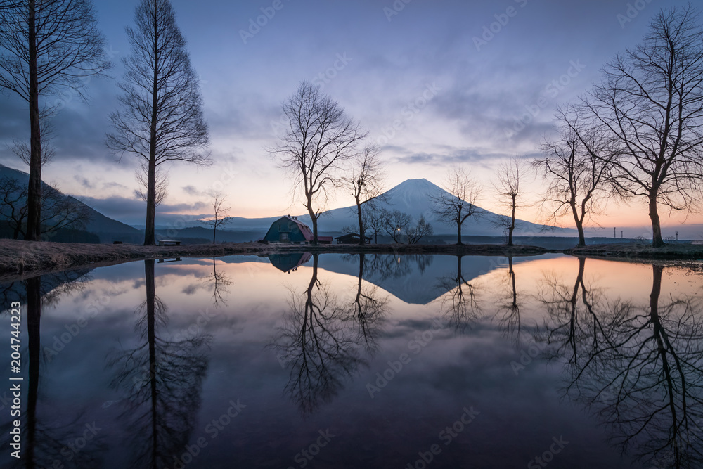 上午在静冈县富士宫的Fumotopara露营地的富士山