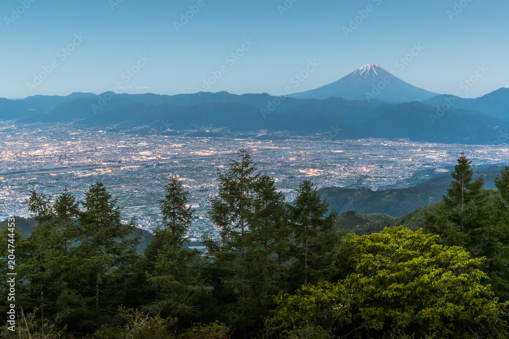 富士山和高富市，从阿玛里山的角度可以看到日出的天空。