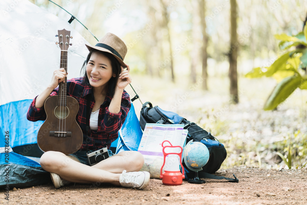 亚洲女性森林旅行营，带着幸福快乐的假期