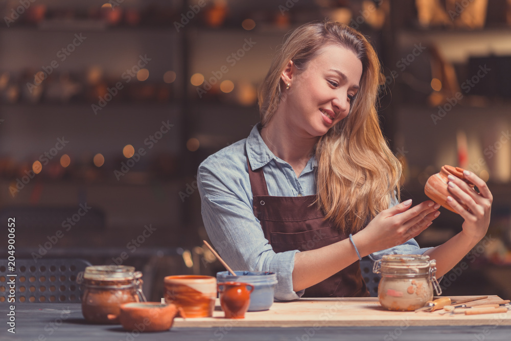 陶艺工作室里的年轻女孩