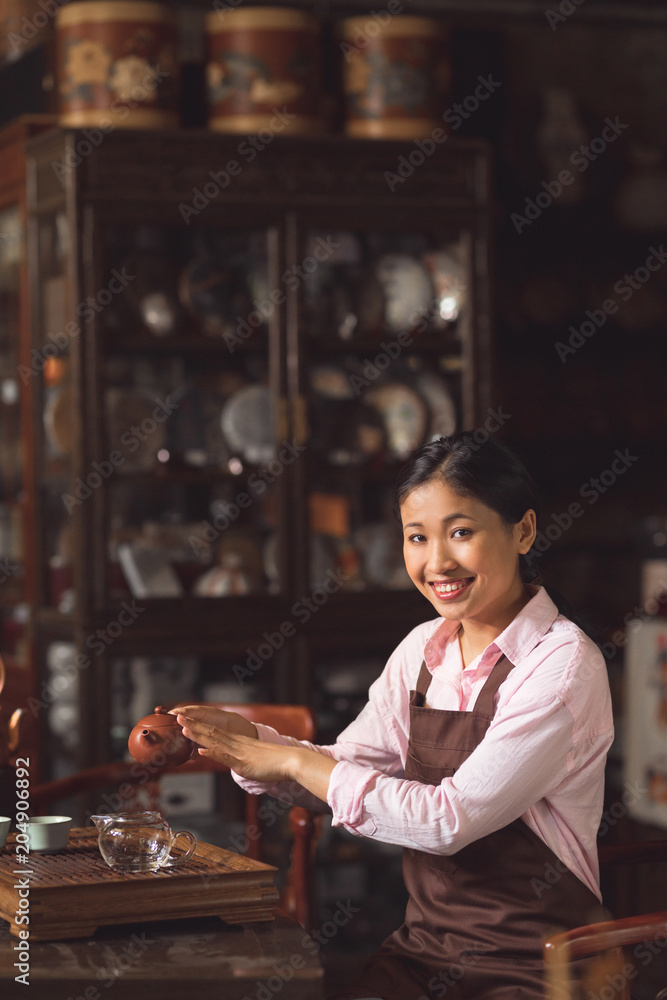 茶道上的微笑女孩