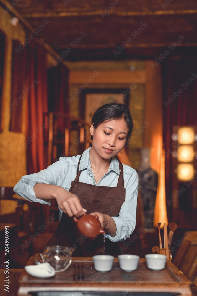 茶道上迷人的亚洲女孩