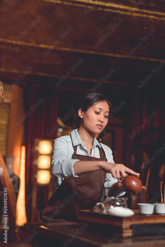 茶室里的茶师