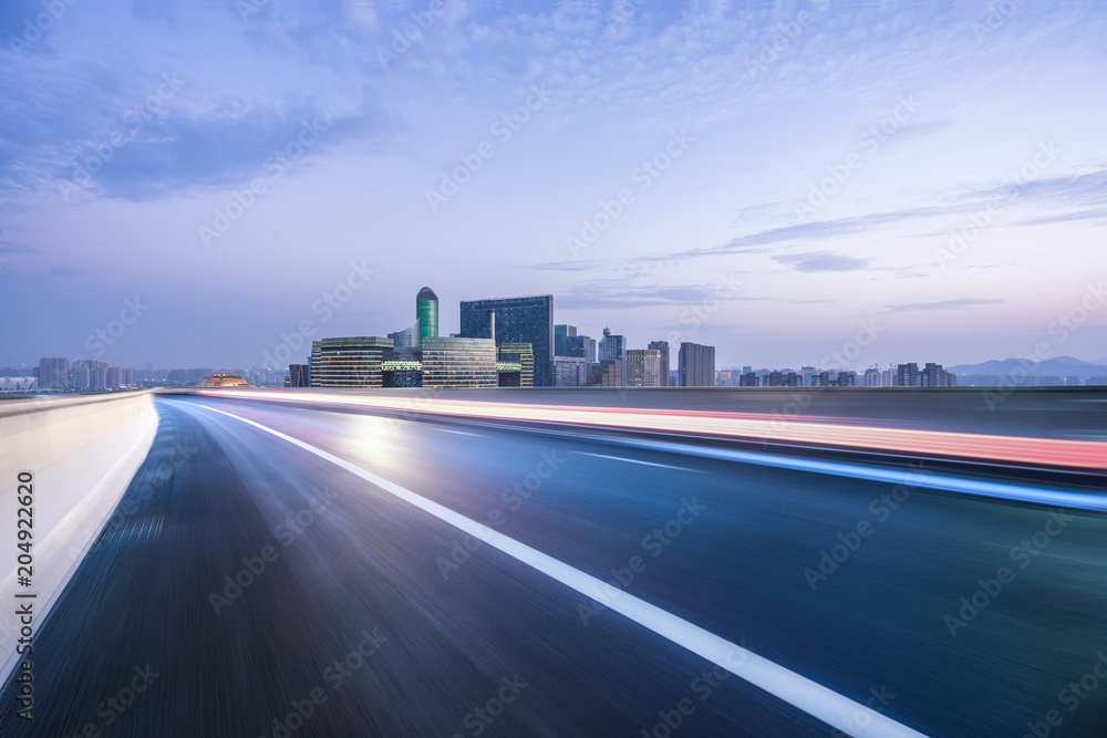 拥有现代化办公楼的空旷道路