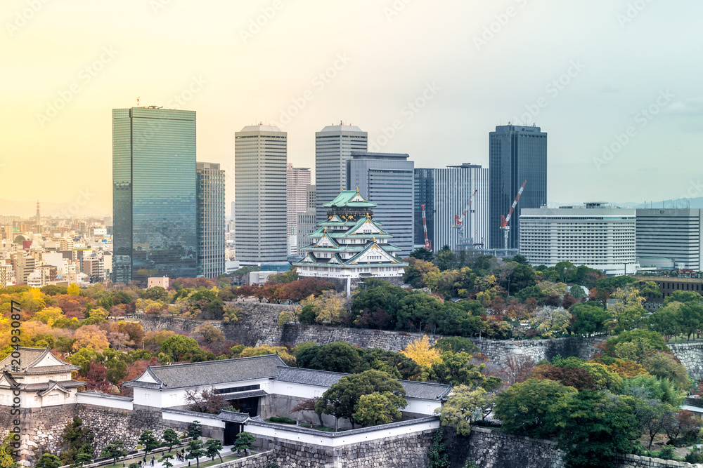 日本关西大阪市秋天美丽的地标大阪城堡。