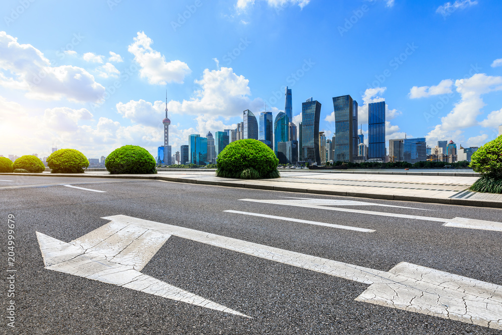 上海城市柏油路与现代商业建筑