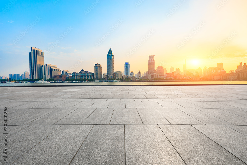 黄浦江上夕阳下的上海历史建筑和空旷的广场