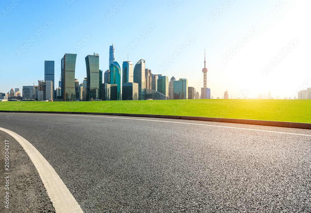 日落时上海空旷的柏油路和城市天际线