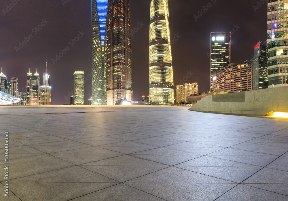 上海夜晚空旷的广场和城市天际线场景