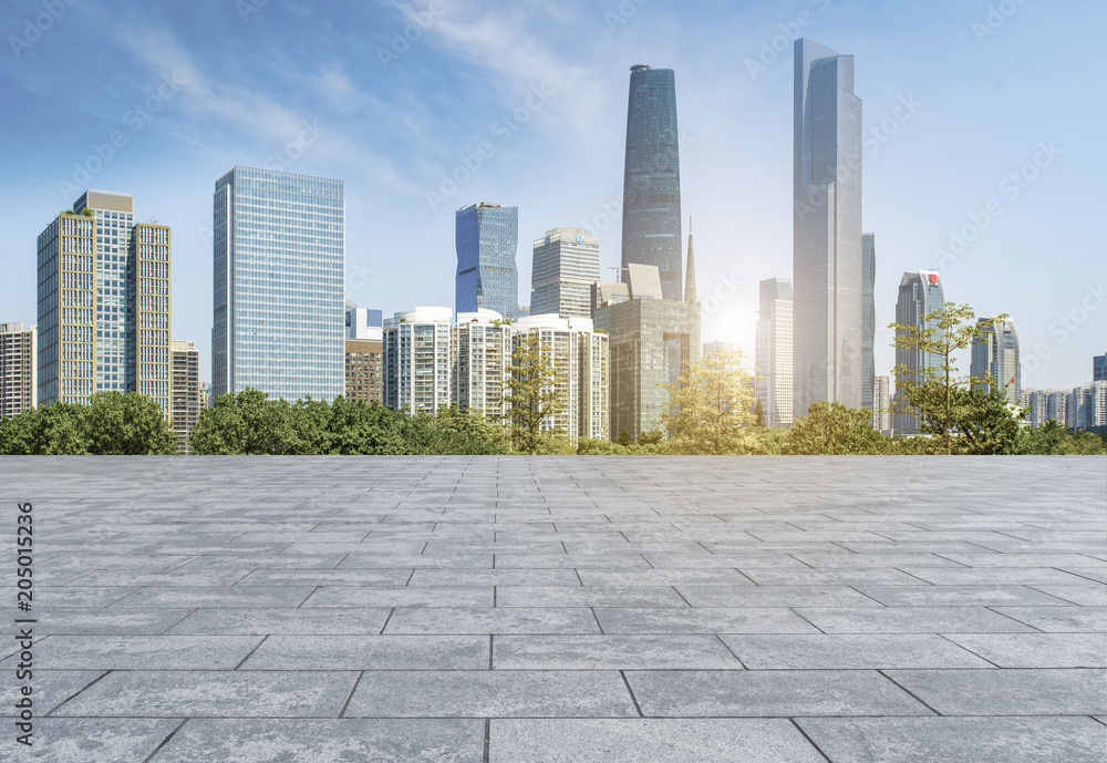 广州城市综合体空置方形地砖的前景。