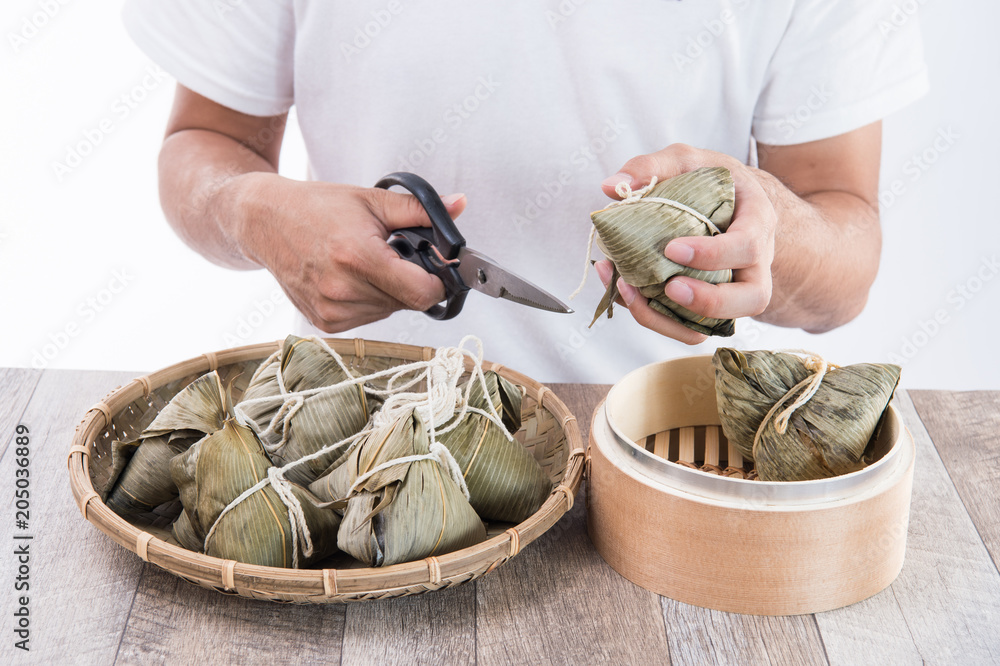 端午节，一个男人要吃粽子，这是亚洲的传统食物