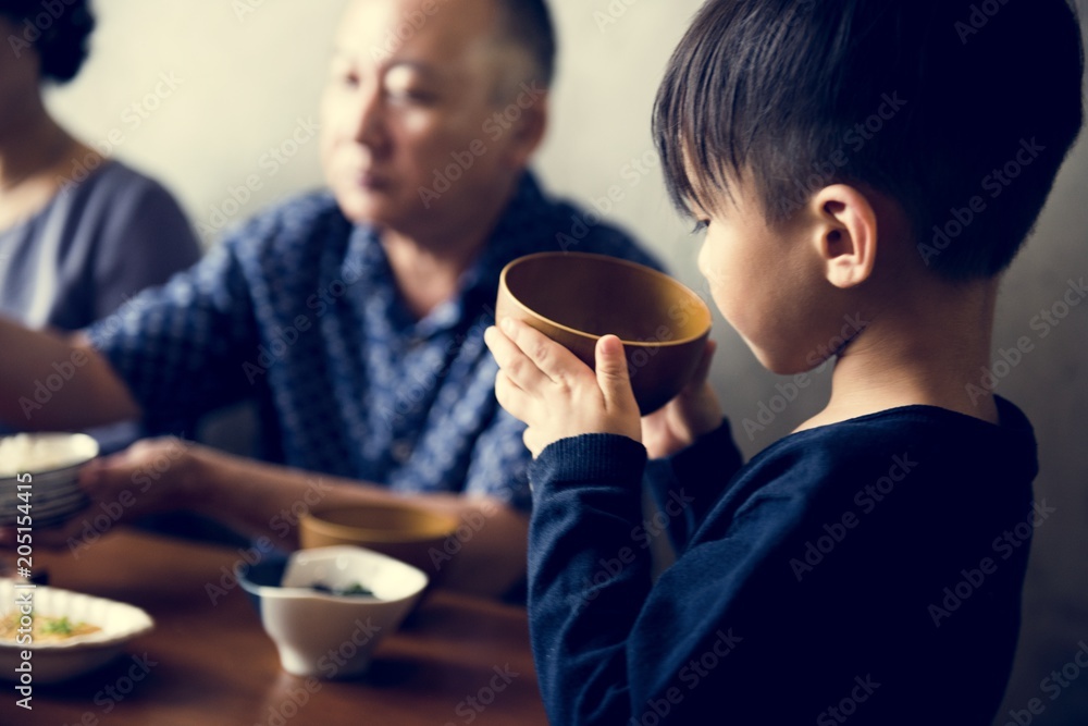 日本男孩端着一碗汤