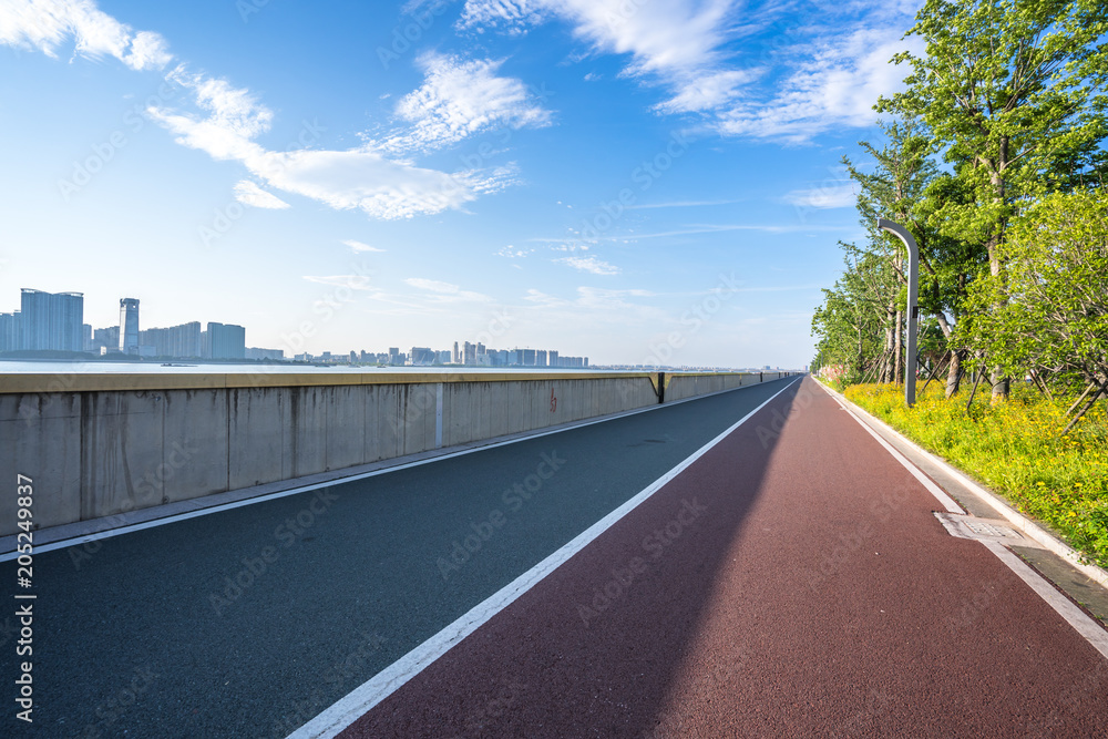 空旷道路的城市天际线全景