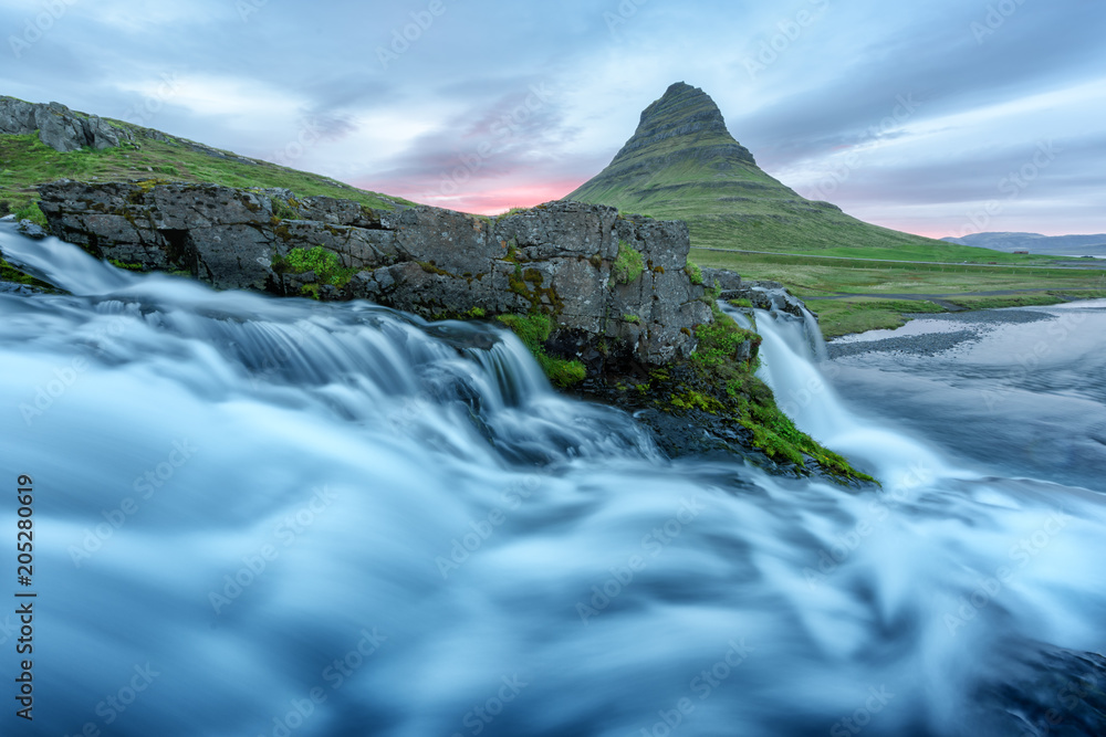 冰岛Jokulsarlon泻湖附近的钻石海滩上有冰山碎片的如画景观。Atlanti