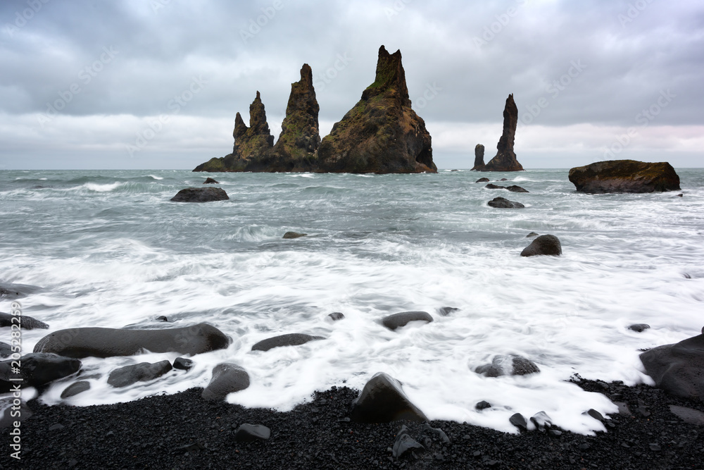 黑色海滩上的玄武岩岩层Troll toes。Reynisdrangar，Vik，Iceland