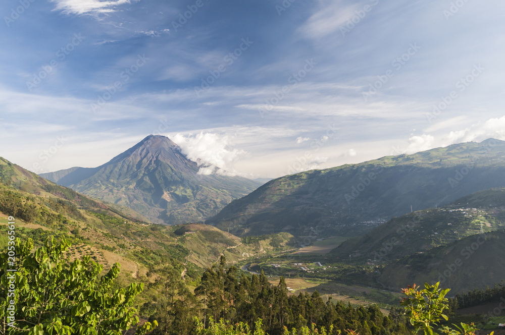 厄瓜多尔通古拉瓦火山/厄瓜多尔巴诺斯镇附近安第斯山脉的通古拉瓦。