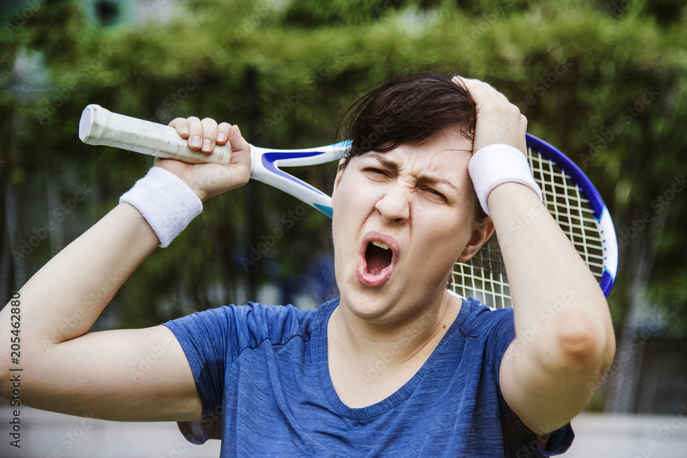 Tennis player losing the match