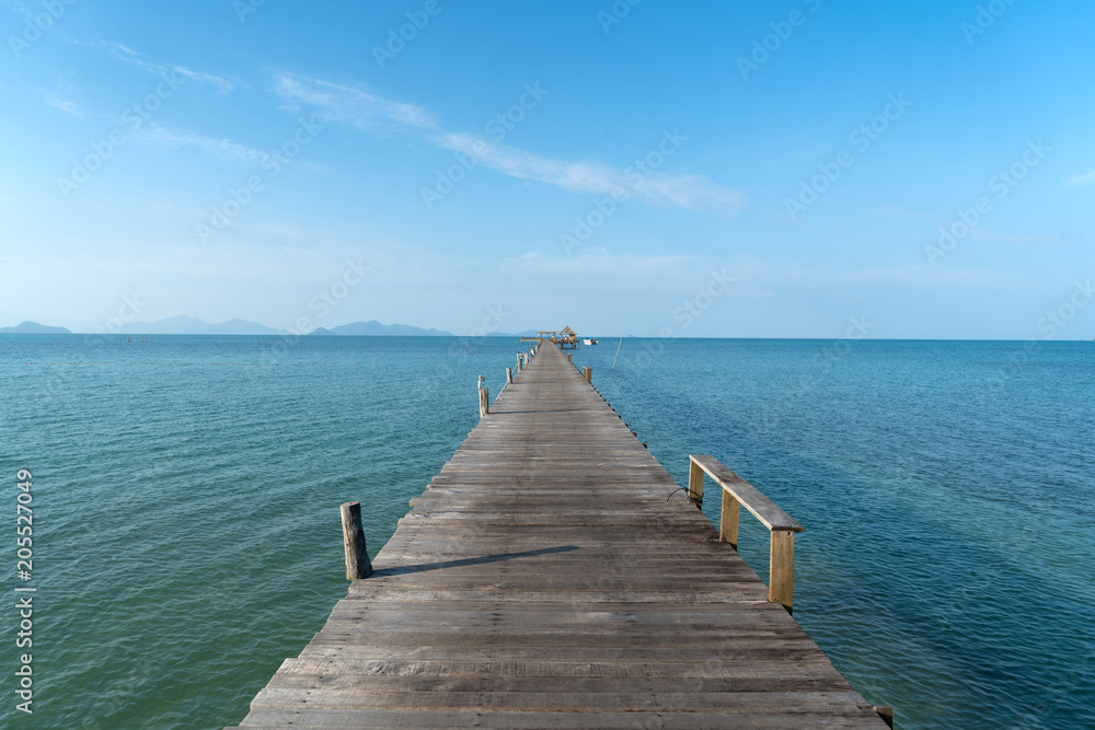 泰国普吉岛的木码头。夏季、旅游、度假和度假概念。