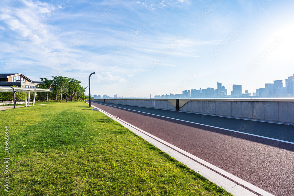 城市天际线与道路