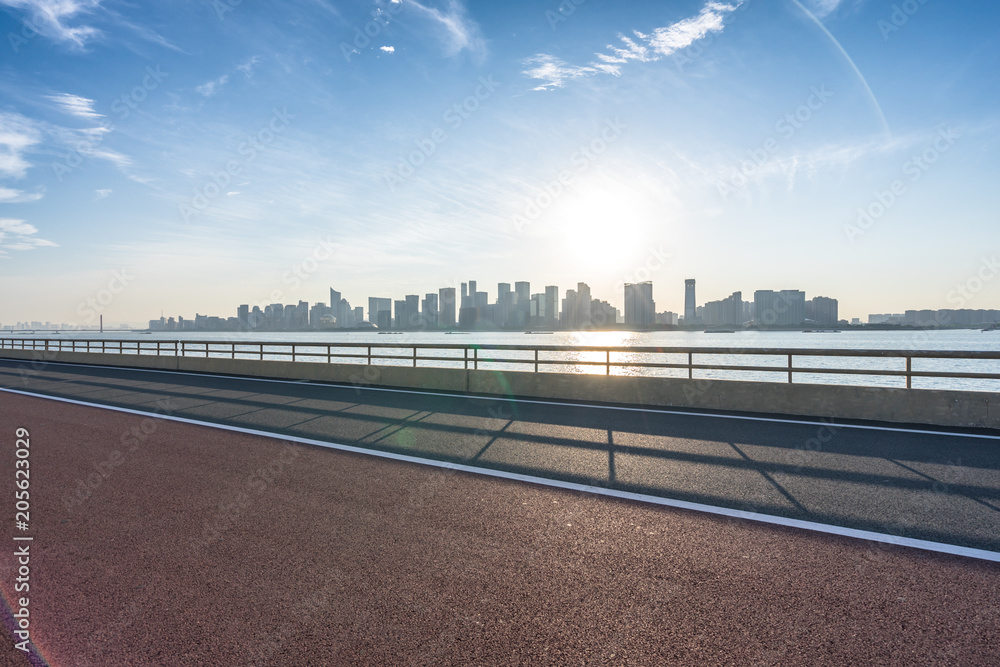 城市天际线与道路