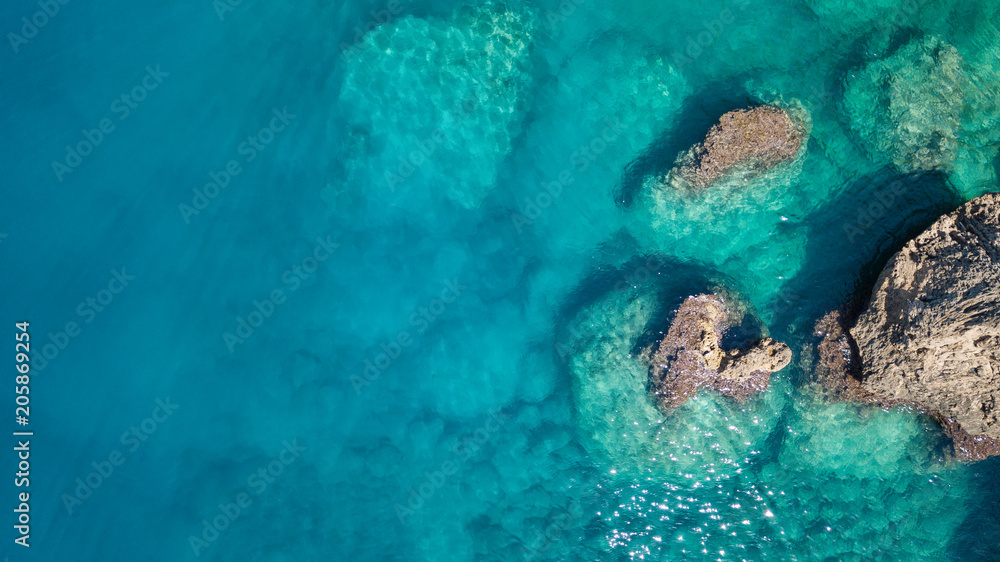 海上鸟瞰图。夏季美丽的自然海景