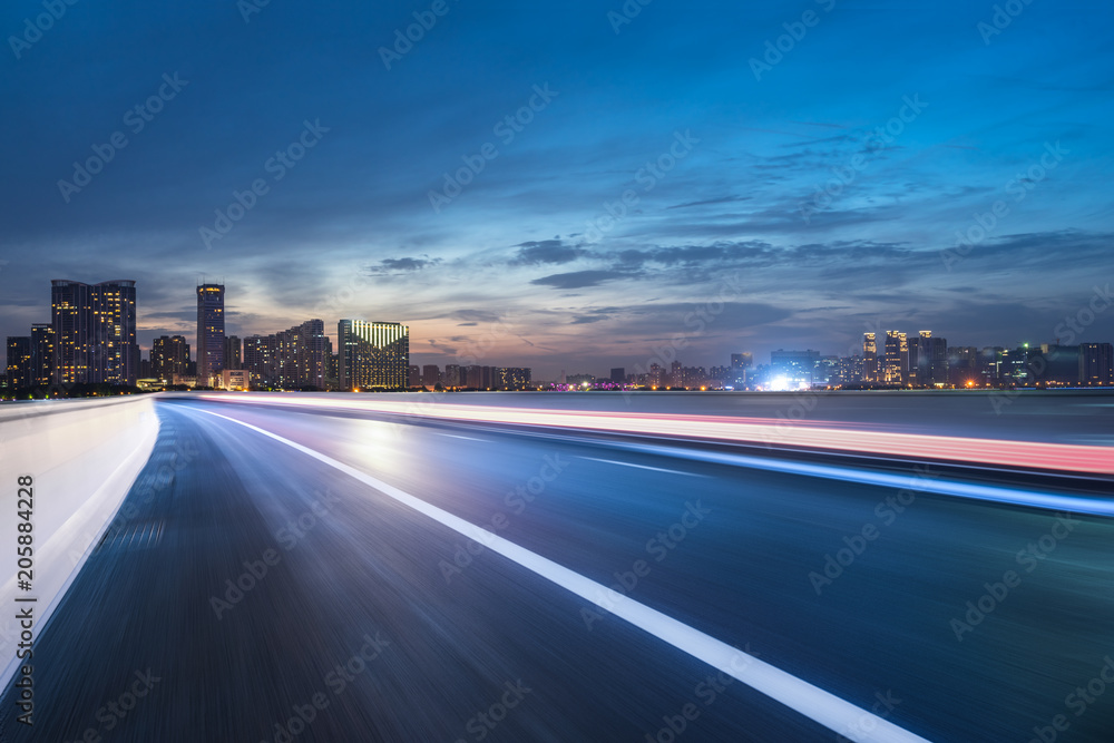 城市天际线尽收眼底的空旷道路